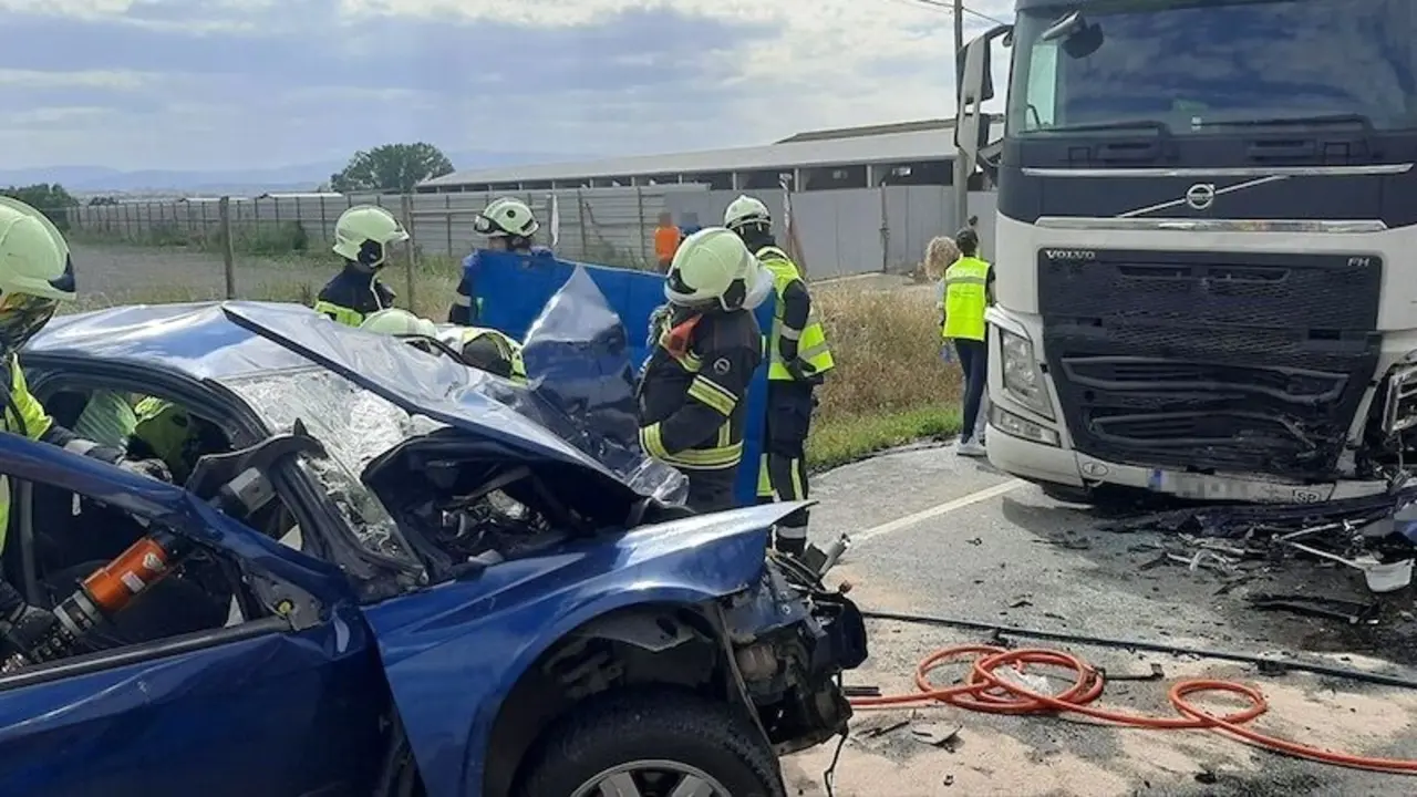 Imagen de archivo de un accidente de tráfico con un turismo y un camión implicados