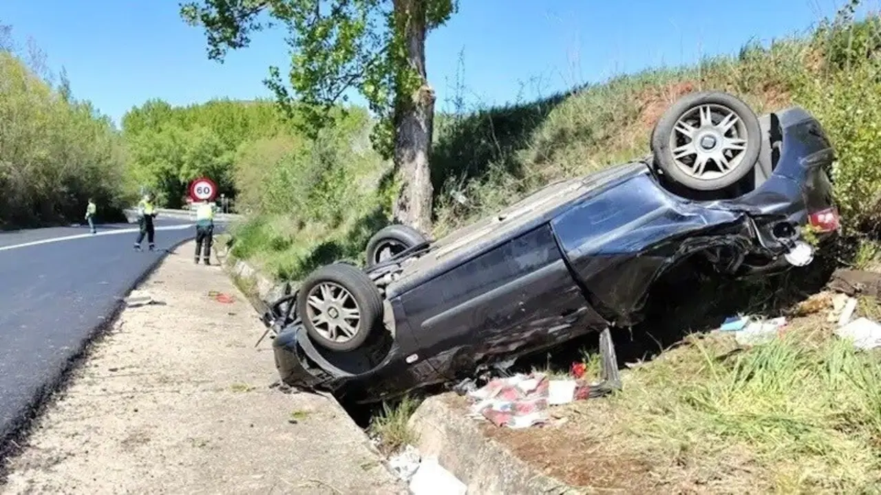 Imagen de archivo de un accidente de tráfico con un turismo volcado tras salirse de la vía, salida de vía, volcar, choque, colisión