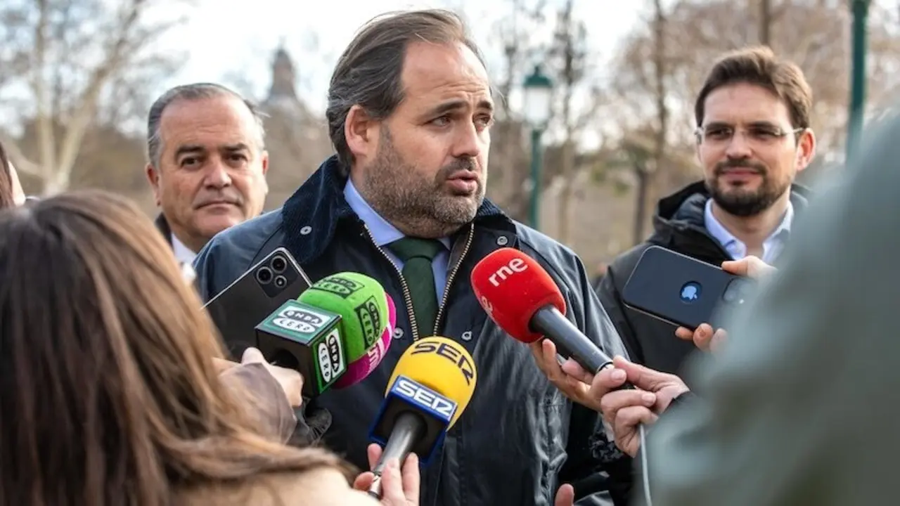 El presidente del PP de Castilla-La Mancha, Paco Núñez, atendiendo a los medios de comunicación en su visita a Talavera de la Reina (Toledo)