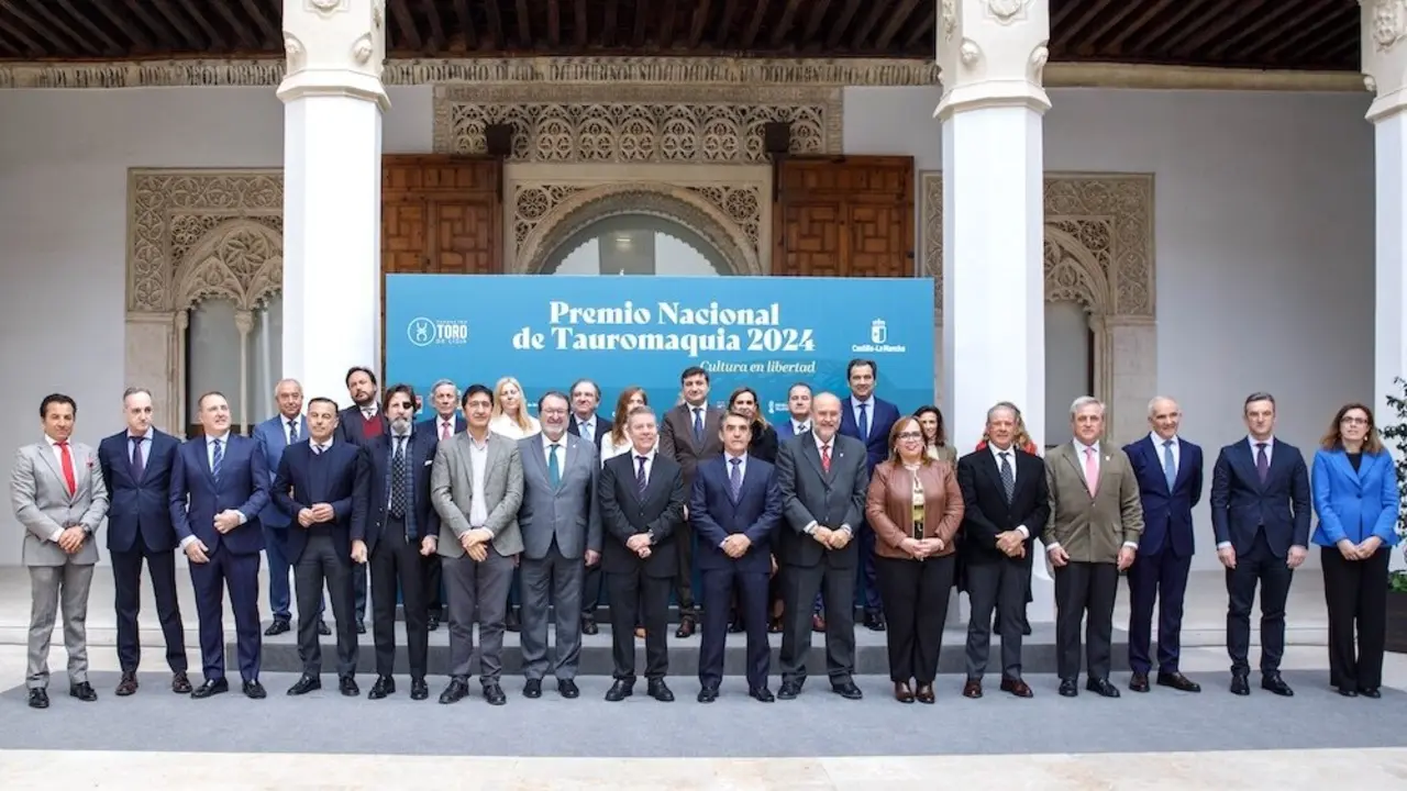 El presidente de Castilla-La Mancha, Emiliano García-Page, ha recibido en el Palacio de Fuensalida en Toledo a los miembros del jurado del Premio Nacional de Tauromaquia