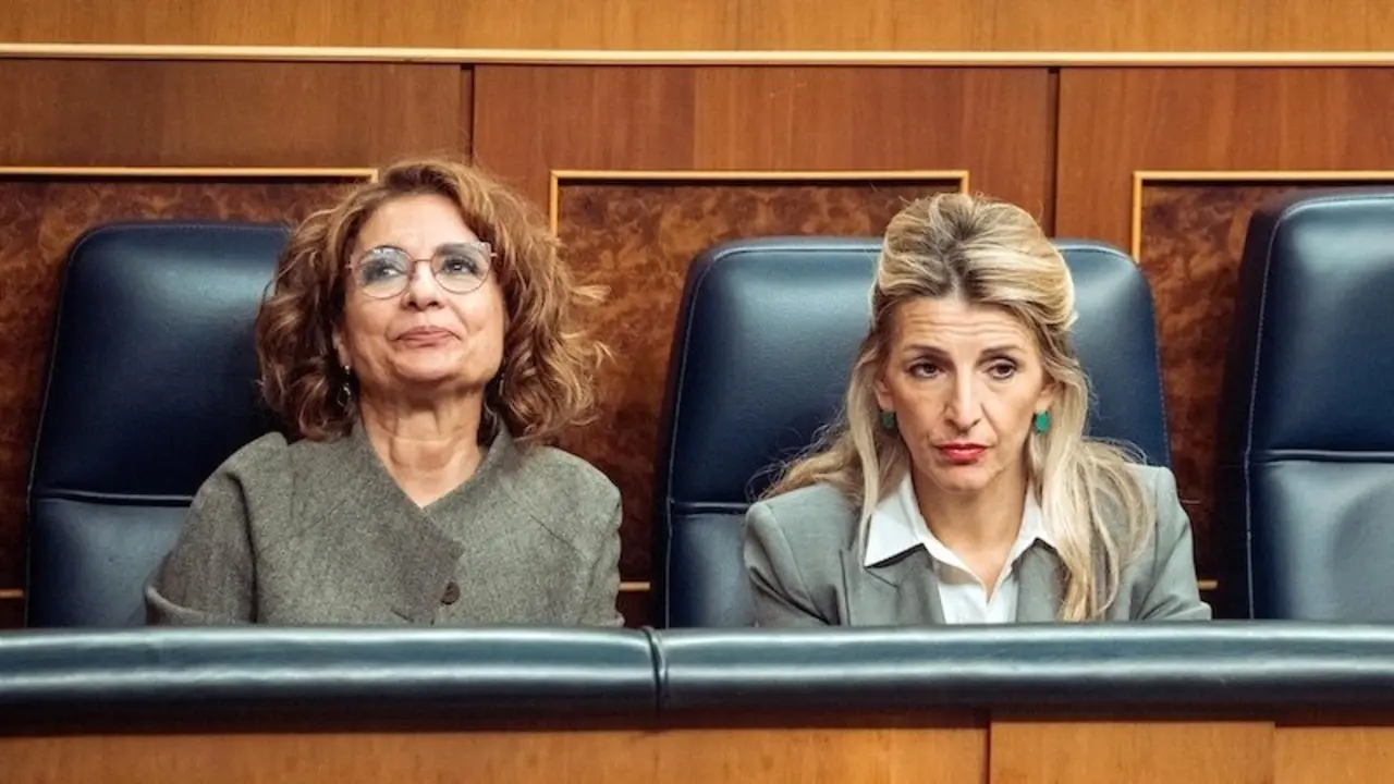La vicepresidenta primera y ministra de Hacienda, María Jesús Montero (i) y la vicepresidenta segunda y ministra de Trabajo, Yolanda Díaz (d). - Archivo/EP/Gabriel Luengas