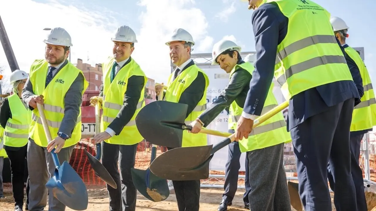 El presidente de Castilla-La Mancha, Emiliano García-Page, y la ministra de Vivienda y Agenda Urbana, Isabel Rodríguez, han puesto en la ciudad de Toledo la primera piedra de la construcción de 124 viviendas
