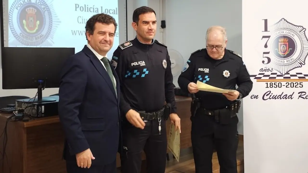 El concejal de Seguridad del Ayuntamiento de Ciudad Real, Ricardo Chamorro (i), ha valorado los datos ofrecidos por el Ministerio del Interior, que sitúan a la capital con una criminalidad un 21,3% inferior a la media regional