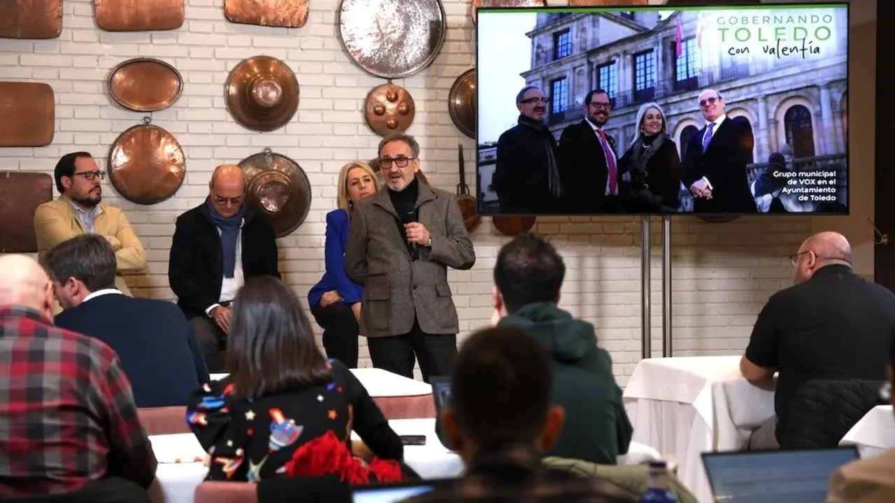 La vicealcaldesa y los concejales de Vox en el Ayuntamiento de Toledo durante el desayuno informativo que han ofrecido