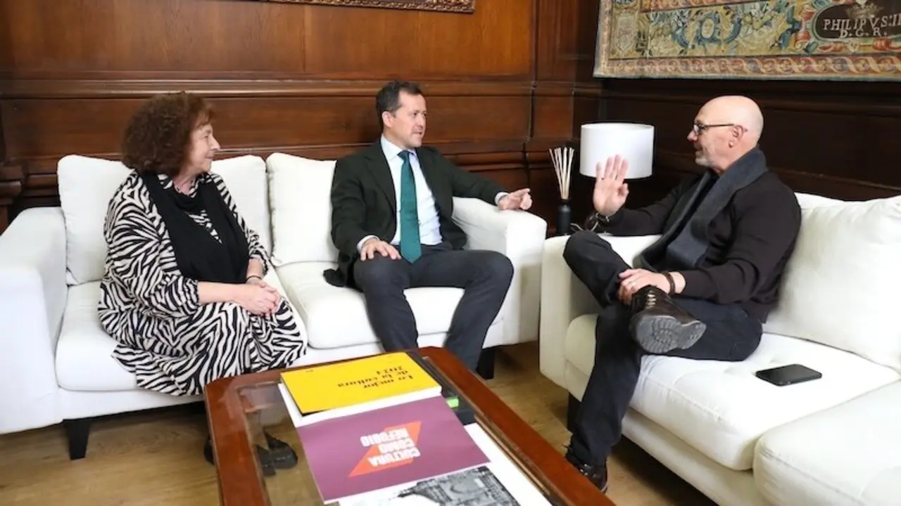 El alcalde de Toledo, Carlos Velázquez, ha mantenido hoy un encuentro con el fotógrafo y cineasta toledano, Pepe Castro, a quien ha felicitado por el premio Goya