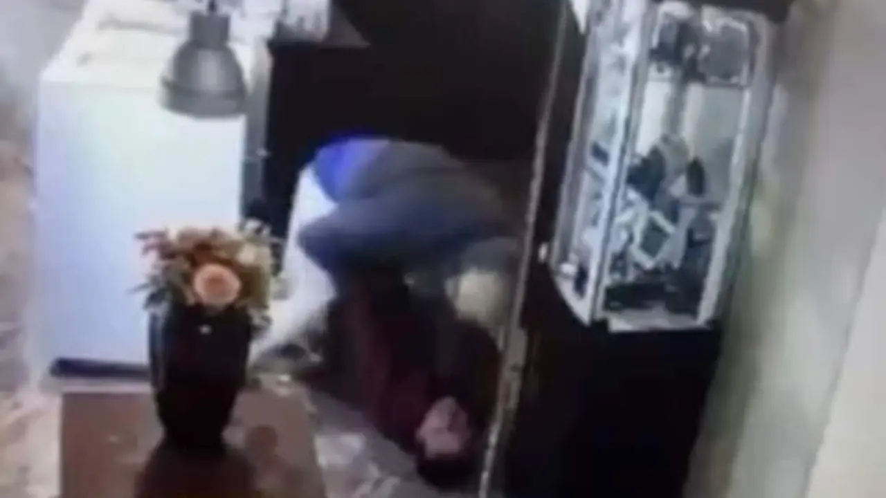 VIDEO. Violento asalto en una joyería: entra armado con un subfusil y agrede al joyero