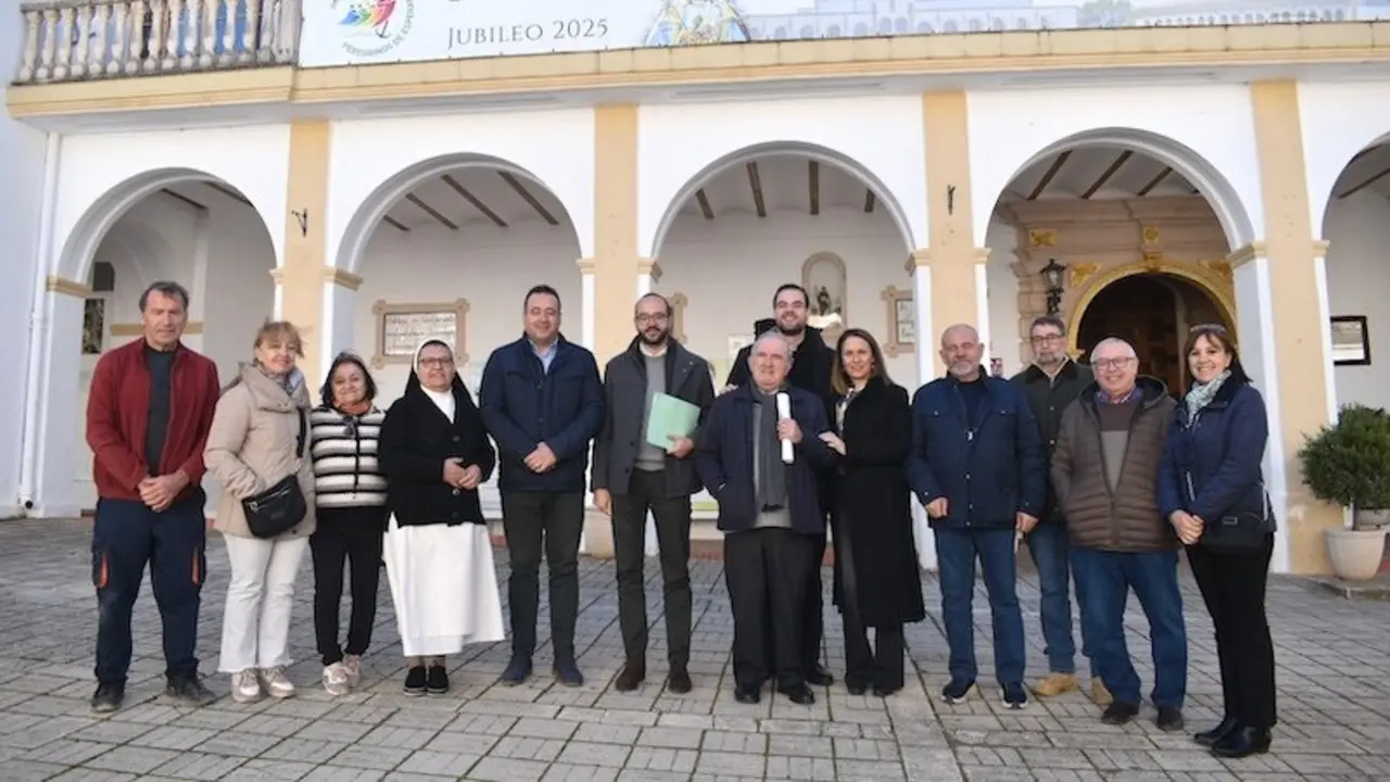El vicepresidente de la Diputación de Albacete junto al alcalde de Alcaraz y a la teniente de alcalde, posa con integrantes de la Archicofradia de Nuestra Señora de Cortes y el rector del Santuario