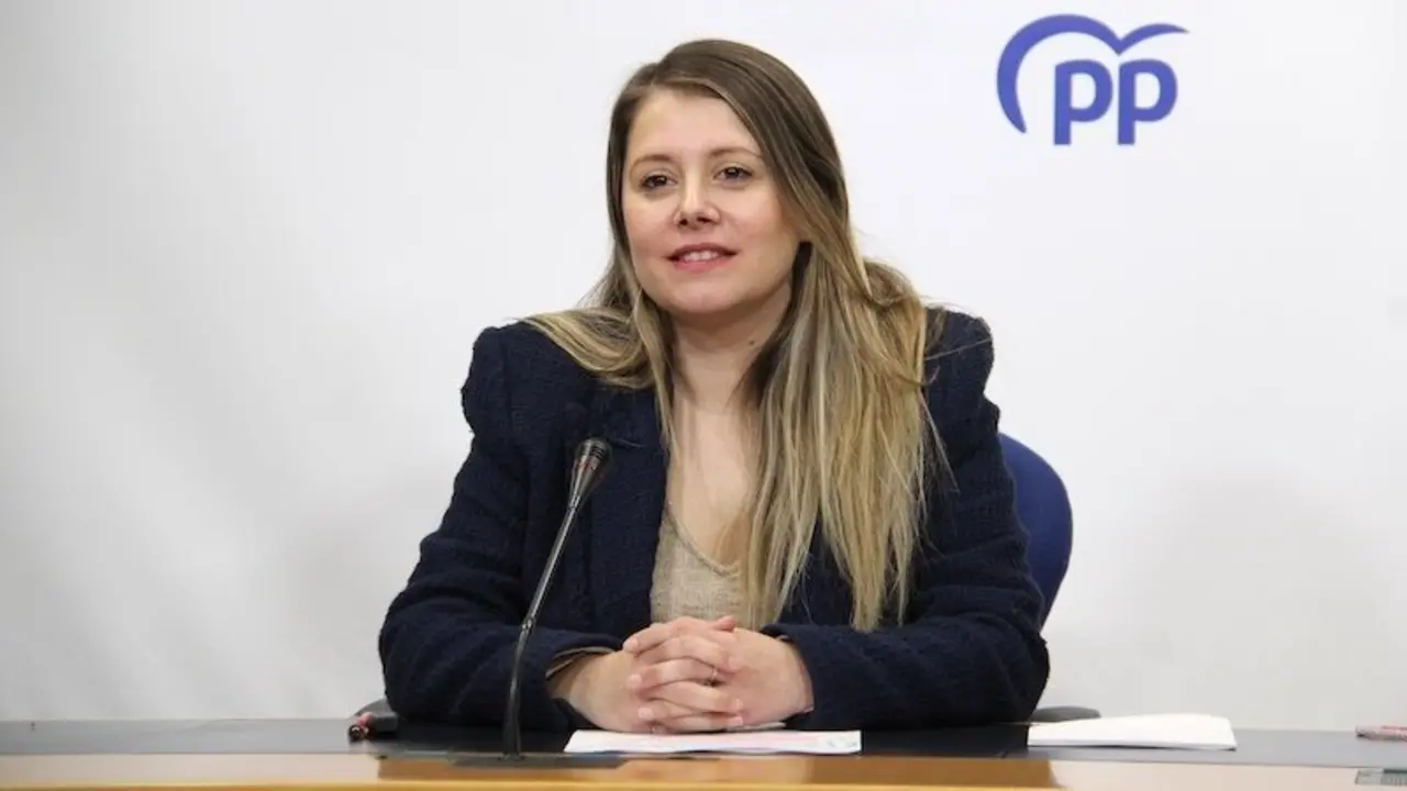 La diputada regional del PP en las Cortes de Castilla-La Mancha, Itziar Asenjo, durante la rueda de prensa que ha ofrecido