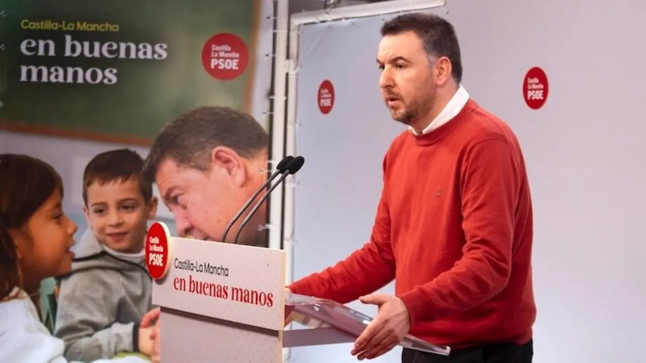 El diputado regional del PSOE en las Cortes de Castilla-La Mancha, Antonio Sánchez Requena, durante la rueda de prensa que ha ofrecido