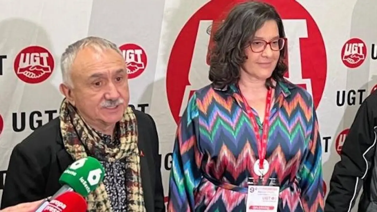 El secretario general de UGT, Pepe Álvarez, atiende a los medios en Toledo junto a la nueva secretaria general de UGT Castilla-La Mancha, Lola Alcónez