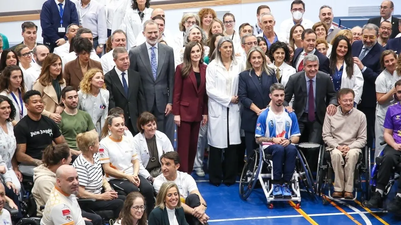 Los reyes Felipe VI y Letizia conocen historias de superación en su visita al Hospital Nacional de Parapléjicos de Toledo con motivo de su 50 aniversario