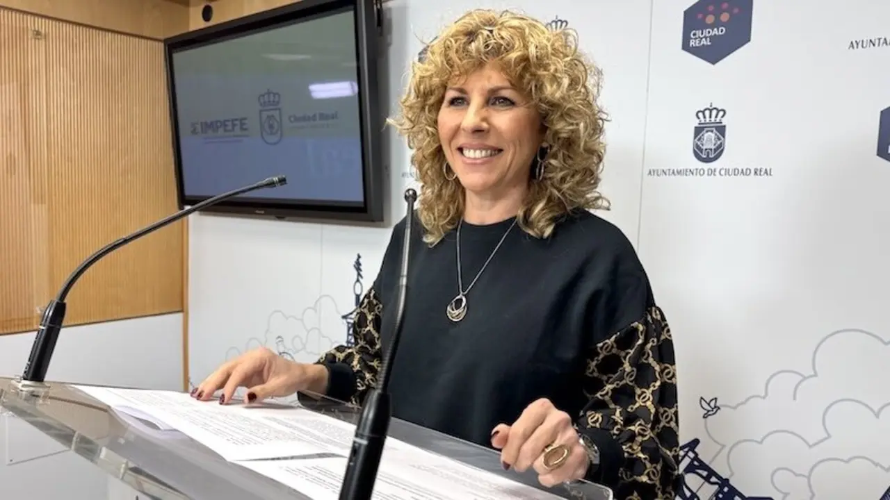 La concejala de Promoción Económica y presidenta del Impefe de Ciudad Real, Yolanda Torres, durante la rueda de prensa que ha ofrecido