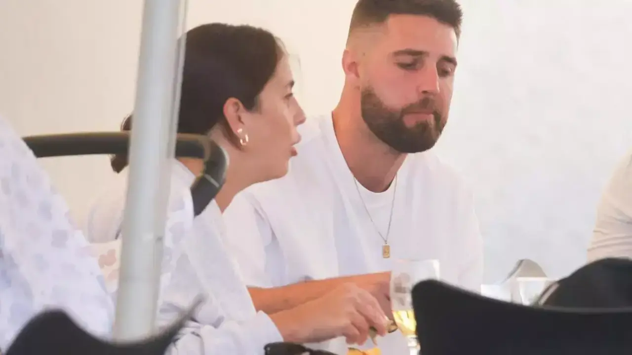 En la imagen de archivo Anabel Pantoja y David Rodríguez en la terraza de un restaurante junto a su hija