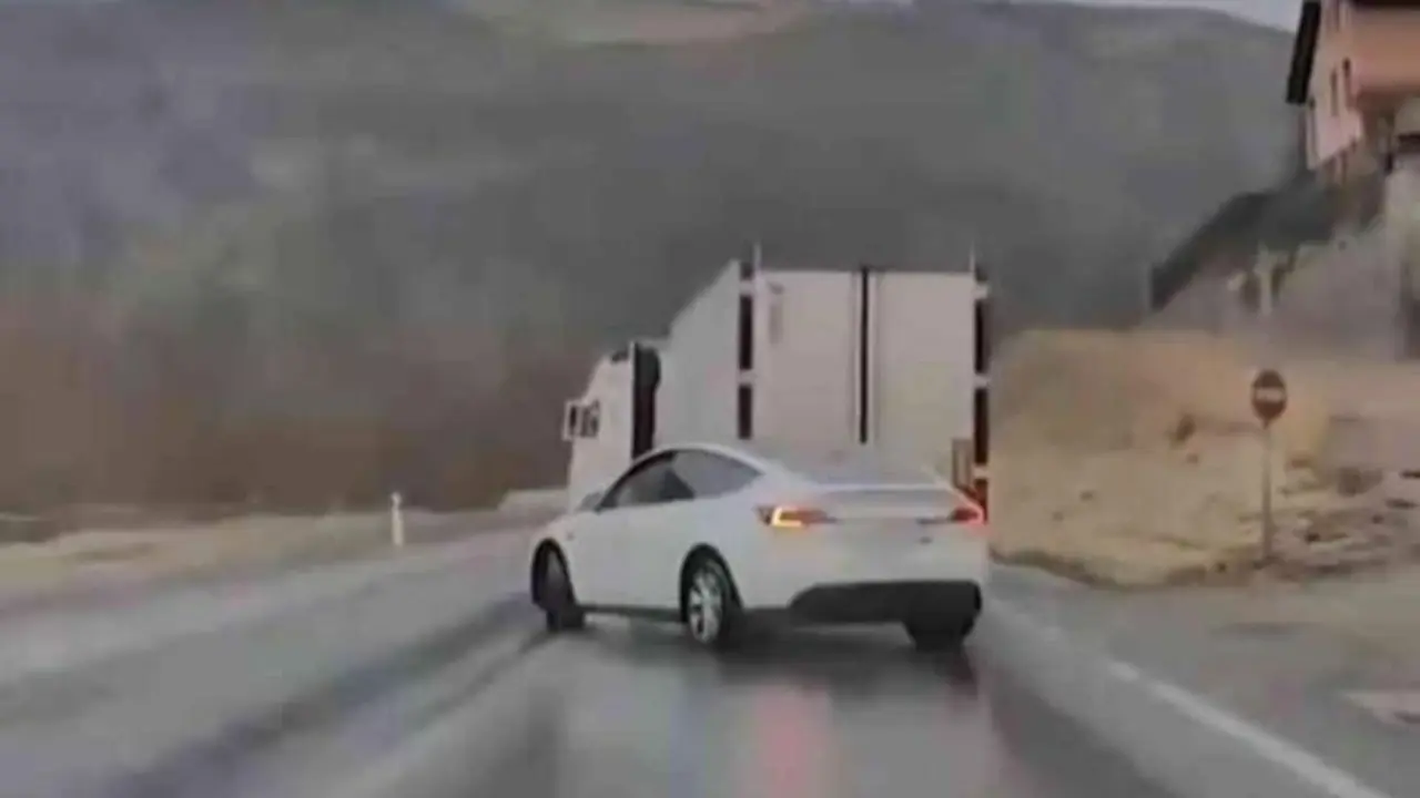 VIDEO. Peligroso adelantamiento de un camión a un coche en la carretera N-260
