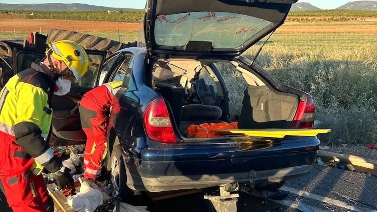 Imagen de archivo de un accidente de tráfico con un turismo y un tractor implicados