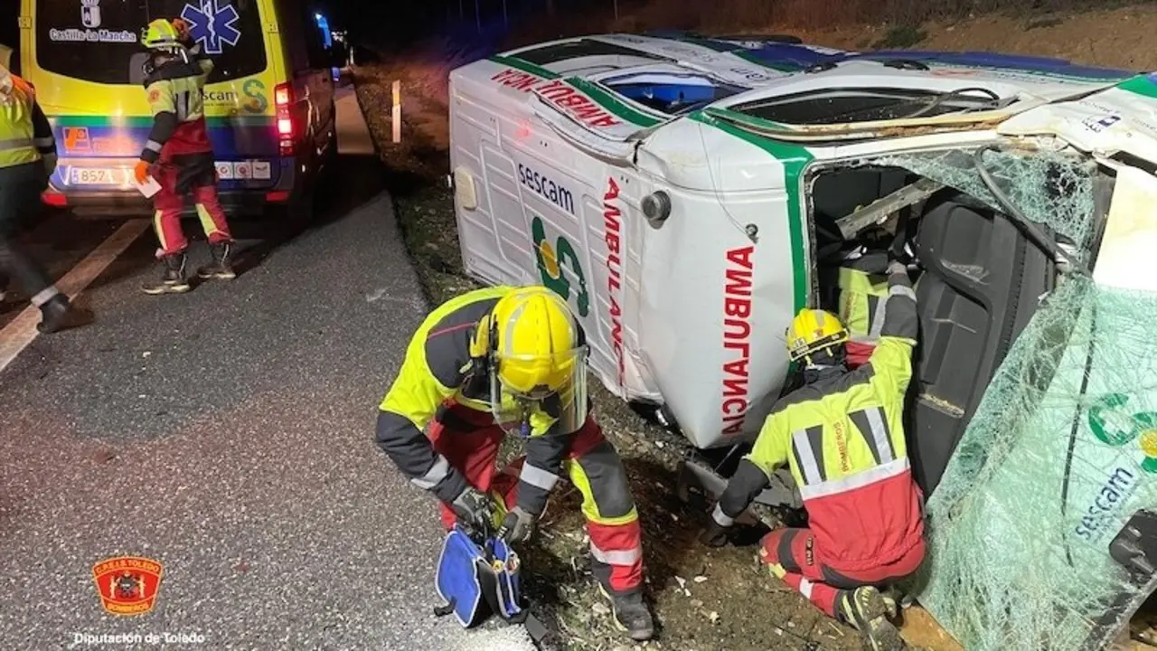 El conductor de una ambulancia resulta herido al volcar en la A-5 en Lucillos (Toledo)