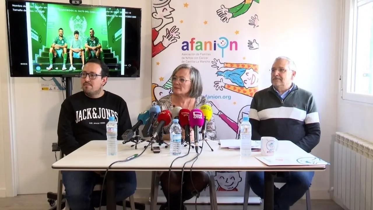 La vicepresidenta provincial de Toledo y Guadalajara de la Asociación de Familias de Niños con Cáncer de Castilla-La Mancha (Afanion), Yolanda Fernández Blanco, durante la rueda de prensa que ha ofrecido