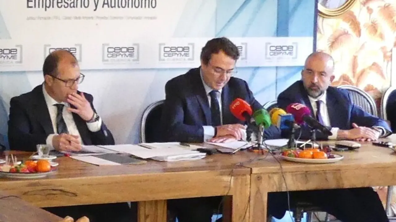 El presidente de CEOE-Cepyme de Cuenca, David Peña, durante el desayuno informativo