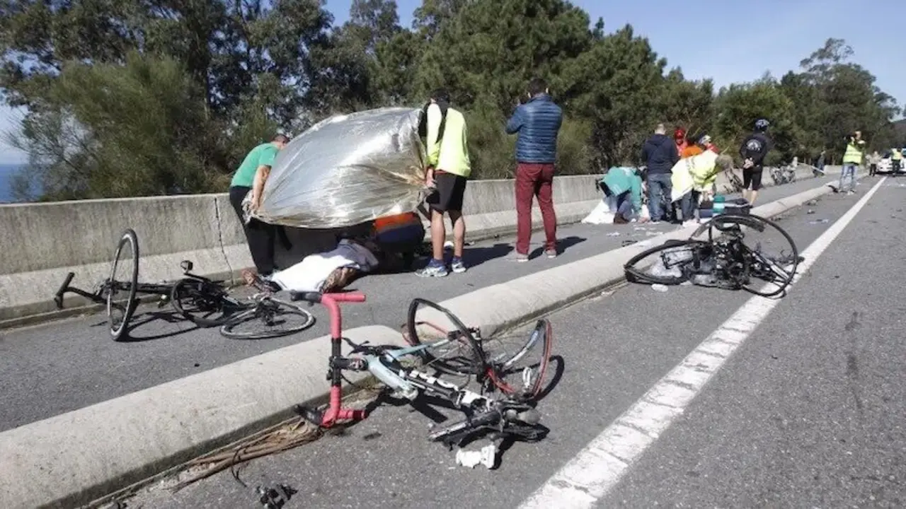 Imagen de archivo de un atropello de varios ciclistas, bicicletas,