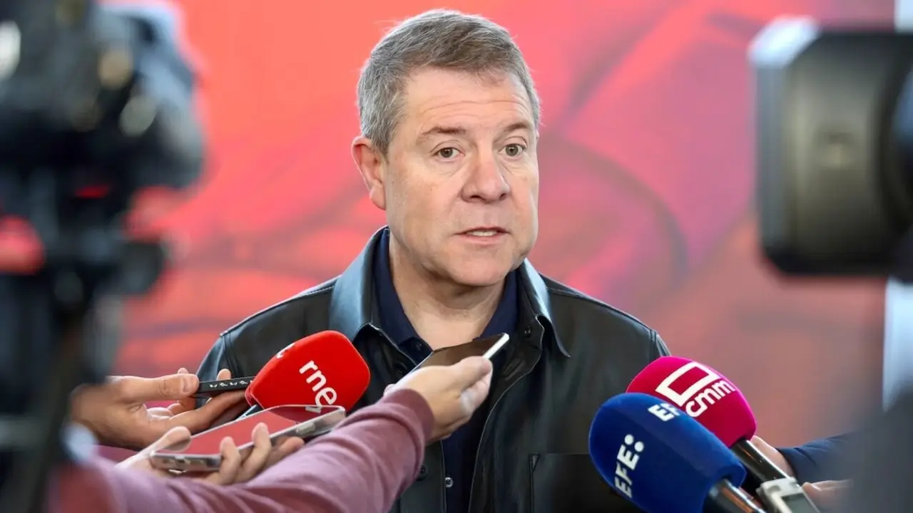 El secretario general del PSOE de Castilla La Mancha y presidente de la Junta, Emiliano García Page, atiende a los medios en el 16 Congreso Regional del PSOE de La Rioja - EFE/Raquel Manzanares