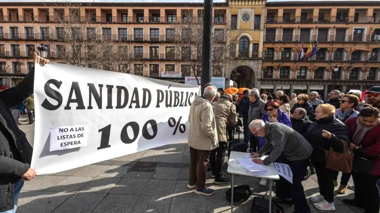 La plataforma 'Toledo por la sanidad pública' convoca una concentración para protestar por las listas de espera en la sanidad pública este sábado en Toledo - EFE/Ángeles Visdómine