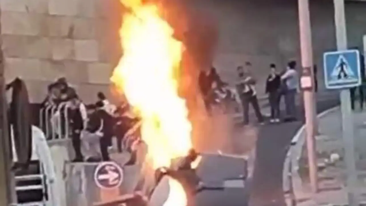VIDEO. Atacan a policías por identificar a un vecino con un perro peligroso: la calle ardiendo