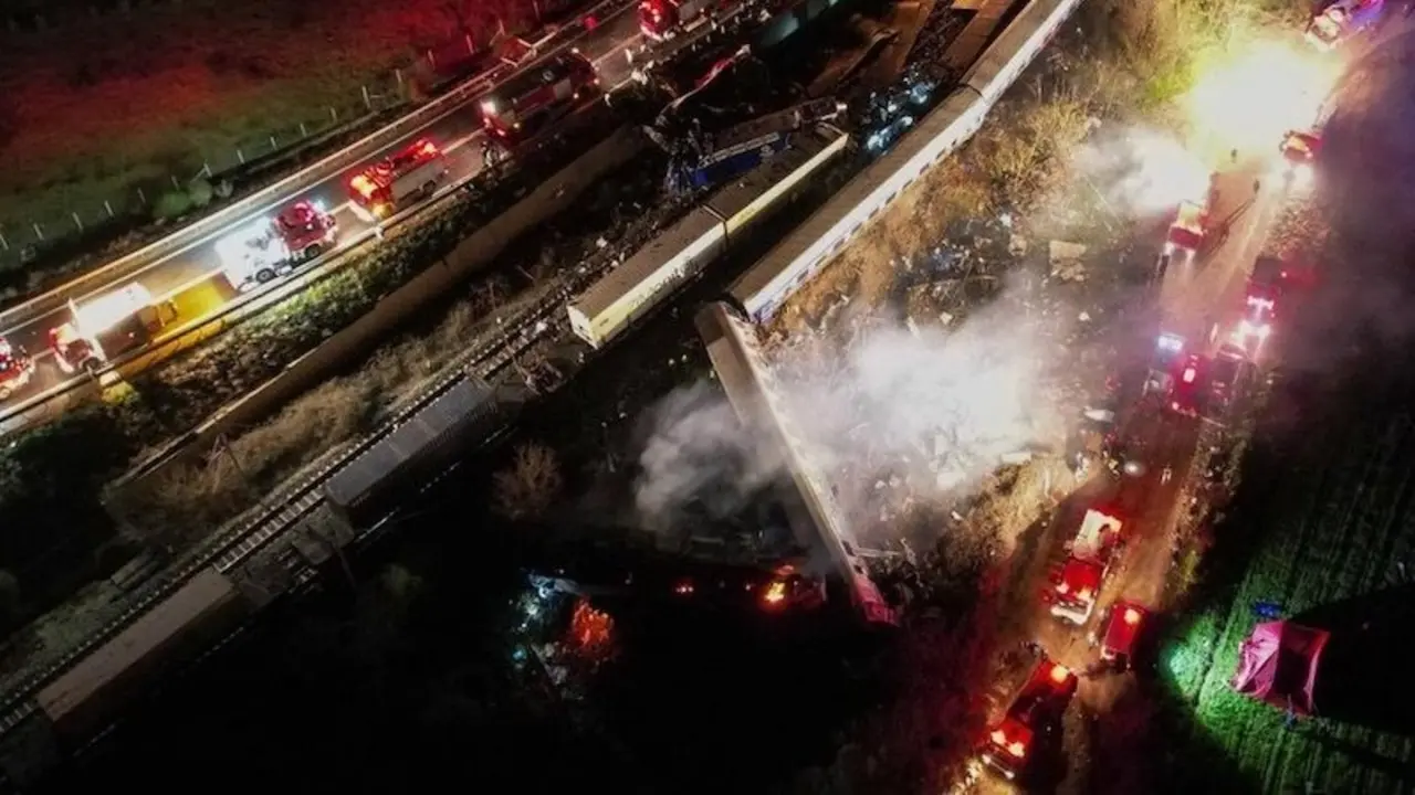 Al menos un muerto y 25 heridos tras colisionar un tren de pasajeros y un camión