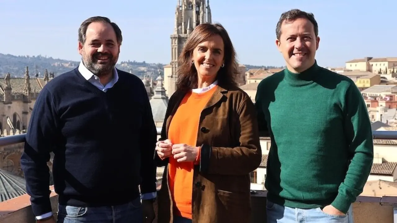 El presidente del PP de Castilla-La Mancha, Paco Núñez, la vicesecretaria nacional del PP, Carmen Fúnez, y el alcalde de Toledo, Carlos Velázquez, este domingo en un acto de NNGG en la capital regional