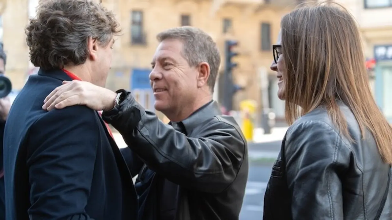 El presidente de Castilla-La Mancha, Emiliano García-Page, saluda este domingo a Eneko Andueza en su llegada al 10º Congreso del PSE-EE en presencia de la consejera portavoz Esther Padilla