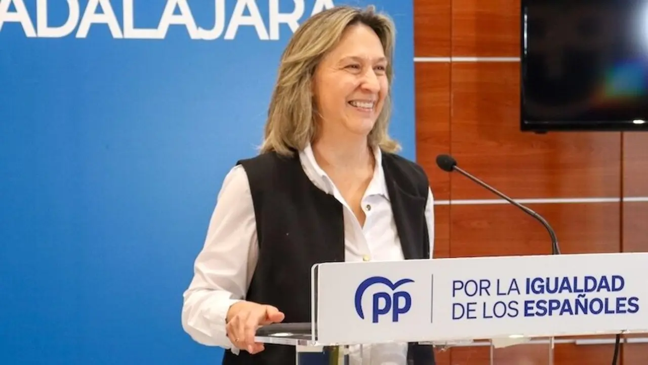 La coordinadora general del PP de Castilla-La Mancha y alcaldesa de Guadalajara, Ana Guarinos, durante la rueda de prensa que ha ofrecido