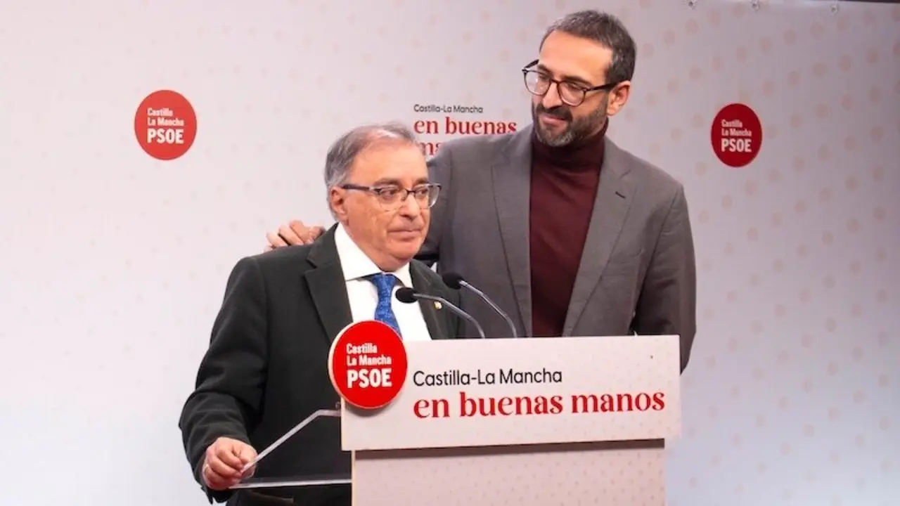 El diputado regional del PSOE, Fernando Mora, junto al secretario de Organización del PSOE de Castilla-La Mancha, Sergio Gutiérrez, durante la rueda de prensa que han ofrecido