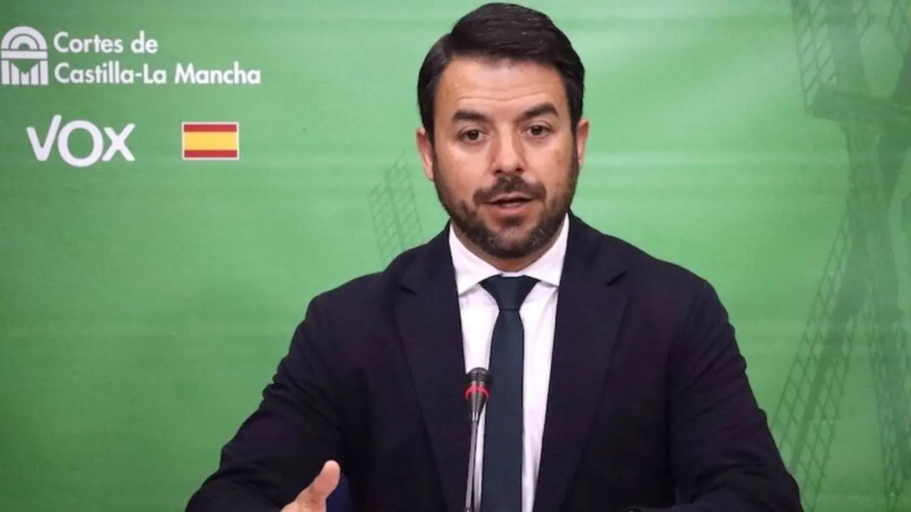 El portavoz del Vox en las Cortes de Castilla-La Mancha, Iván Sánchez, en rueda de prensa en el Parlamento regional