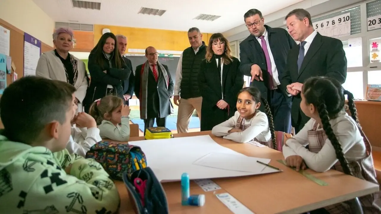El presidente de Castilla-La Mancha, Emiliano García-Page, ha inaugurado la reapertura de la sección de Escariche del Colegio Rural Agrupado ‘Duques de Pastrana’