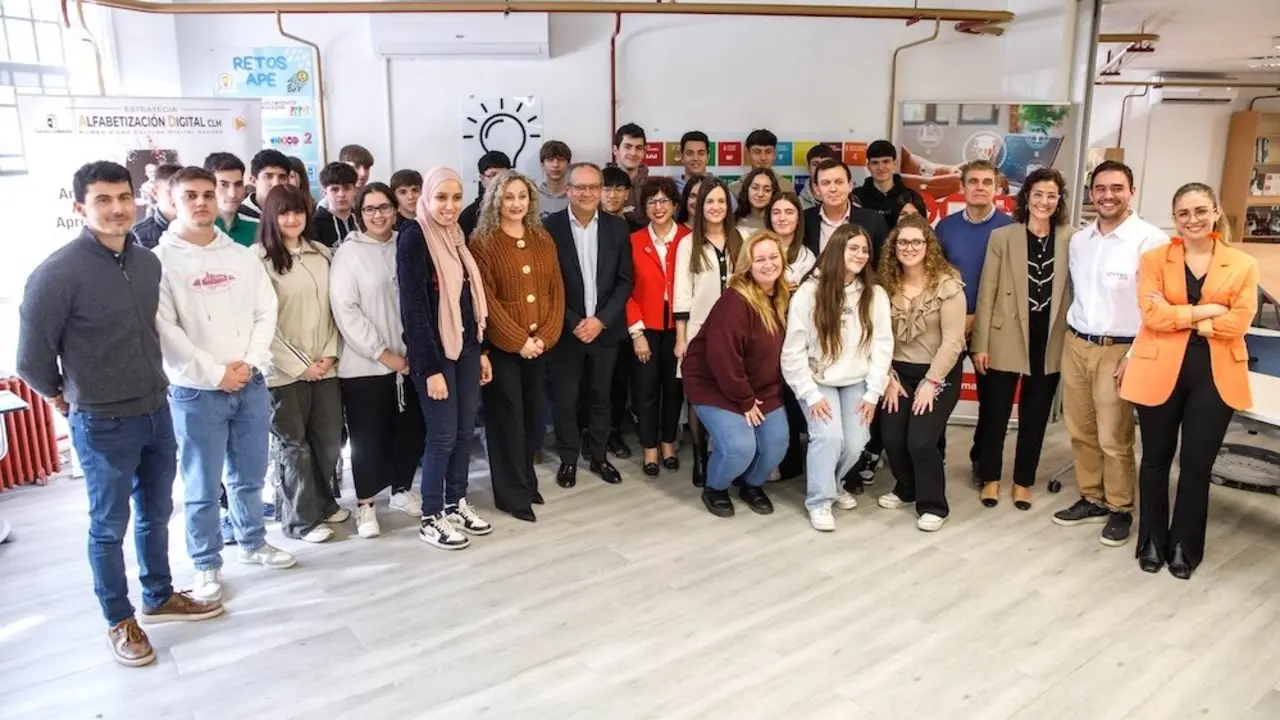 El consejero de Hacienda, Administraciones Públicas y Transformación Digital, Juan Alfonso Ruiz Molina, visita el taller sobre Ciberseguridad y Alfabetización Mediática en Centros Educativos, que se va a desarrollar en la Universidad Laboral