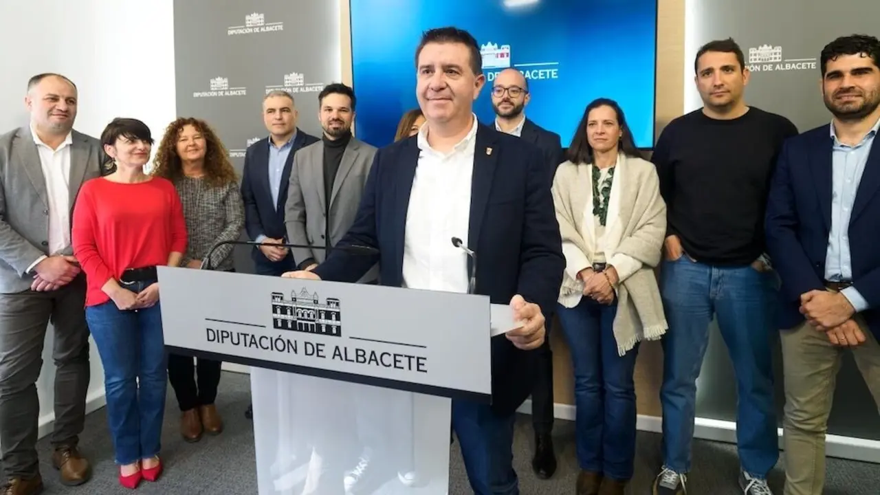 El presidente de la Diputación de Albacete, Santiago Cabañero, durante la rueda de prensa que ha ofrecido acompañado de su equipo de Gobierno
