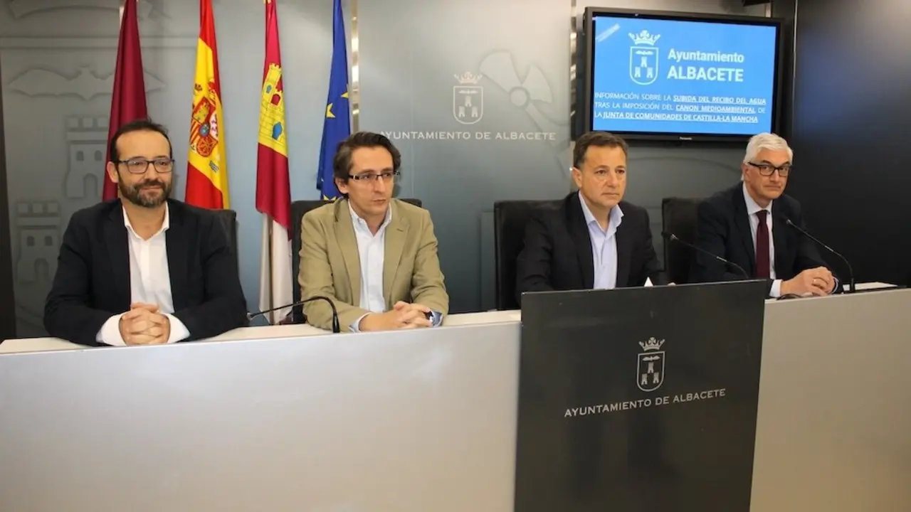 El alcalde de Albacete, Manuel Serrano, durante la rueda de prensa que ha ofrecido en el Consistorio