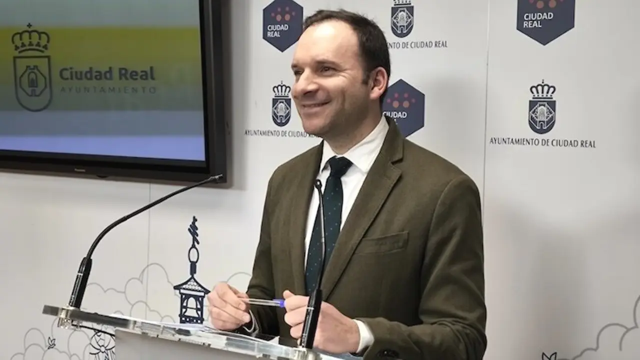 El portavoz del equipo de Gobierno del Ayuntamiento de Ciudad Real, Guillermo Arroyo, durante la rueda de prensa que ha ofrecido