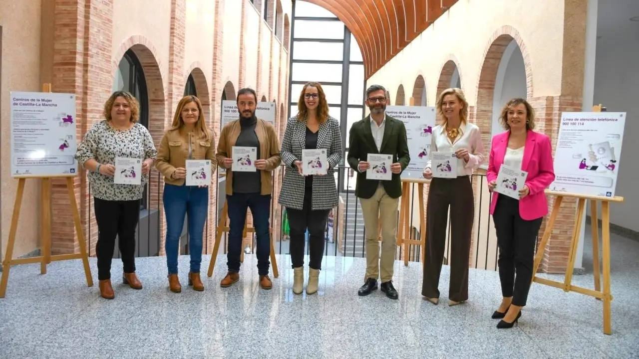 La consejera de Igualdad, Sara Simón, ha presentado en el centro de la mujer de la comarca de Iniesta (Cuenca) los materiales adaptados por Plena Inclusión