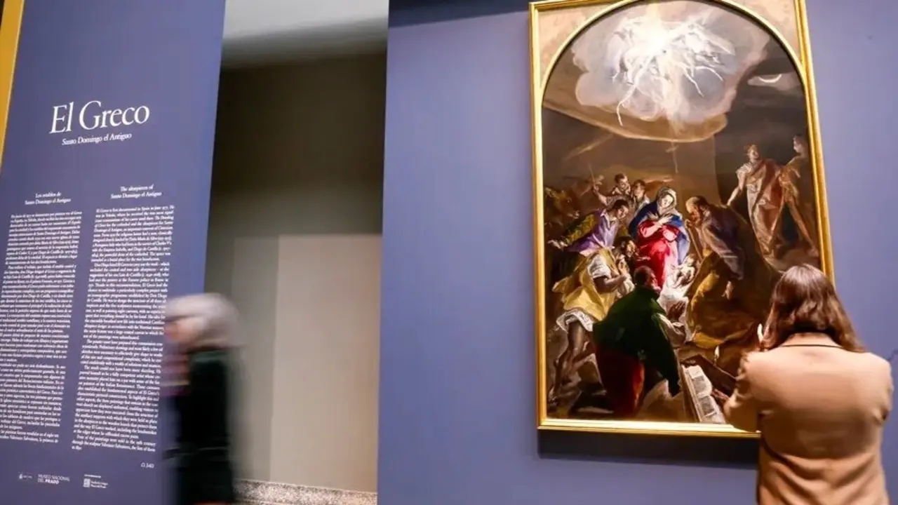 La obra de El Greco 'La adoración de los pastores' es expuesta en el Museo del Prado en Madrid - EFE/Javier Lizón