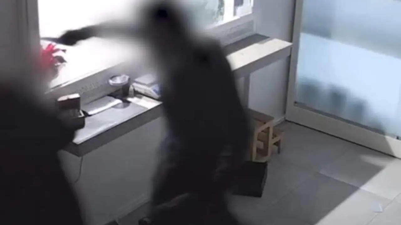 VIDEO. Saquea una joyería a punta de navaja después de agredir a una empleada