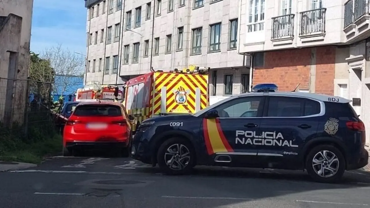 En la imagen de archivo Policía Nacional y bomberos movilizados ante el incendio en una vivienda
