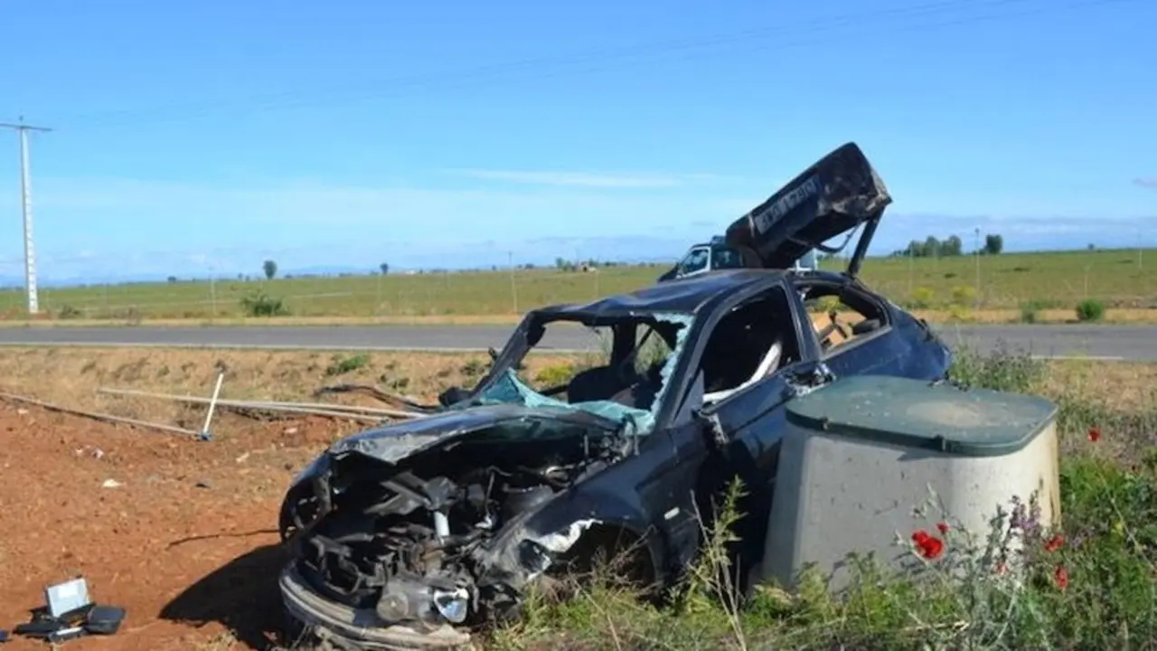 accidente de tráfico, choque, colisión, salida de vía, salirse de la vía, muro, señal, hormigón