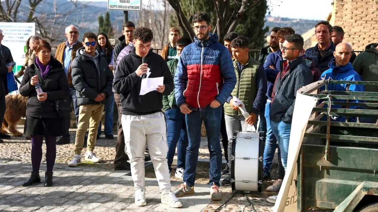 Concentración convocada por Unión de Uniones de Castilla-La Mancha para protestar por las ayudas por la incorporación de jóvenes al campo, este martes ante la sede del Gobierno regional - EFE/Ismael Herrero