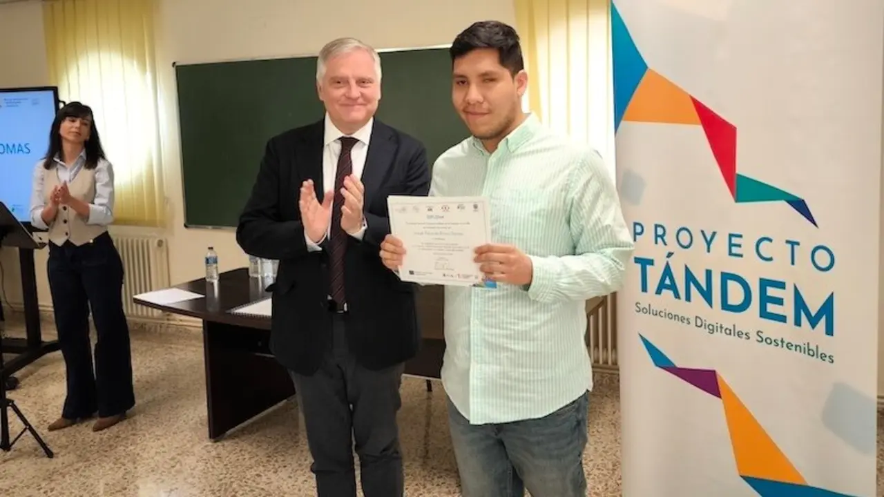El alcalde de Ciudad Real, Paco Cañizares, ha participado en la entrega de los diplomas a los participantes del Proyecto Tándem