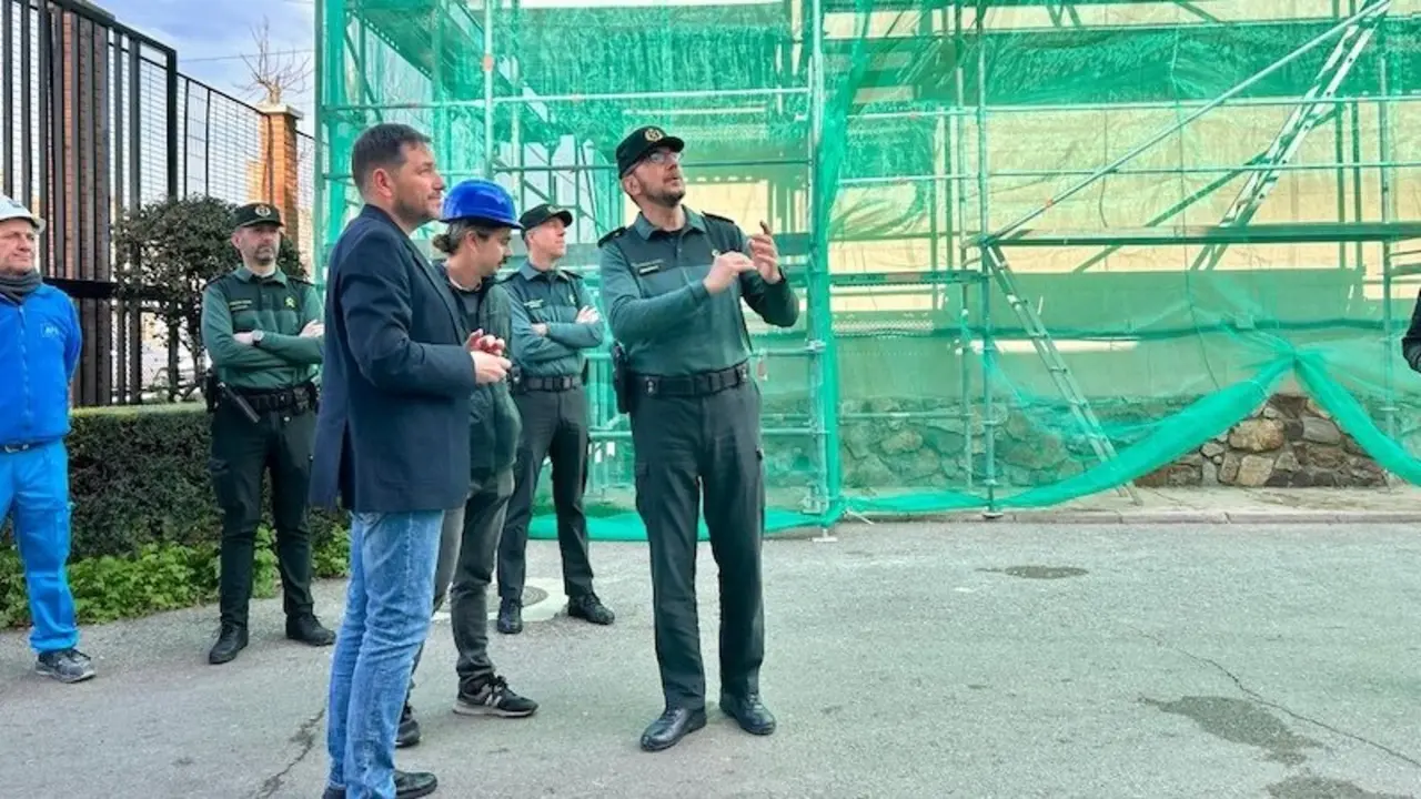 El subdelegado del Gobierno de España en Ciudad Real, David Broceño, y el coronel Juan del Valle, jefe de la comandancia de la Guardia Civil de Ciudad Real, han visitado las obras de remodelación del cuartel de Puertollano