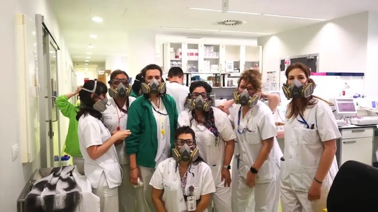 Trabajadoras del laboratorio afectado del Hospital Universitario de Toledo denuncian la situación protegiéndose con máscaras - Fotografía: Asociación Española de Técnicos de Laboratorio.
