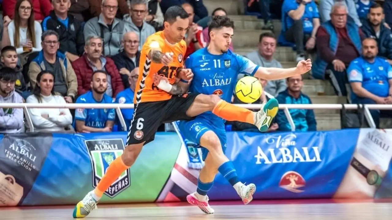 Pinchazo del Valdepeñas en casa al ser goleado por el Ribera Navarra (1-6)