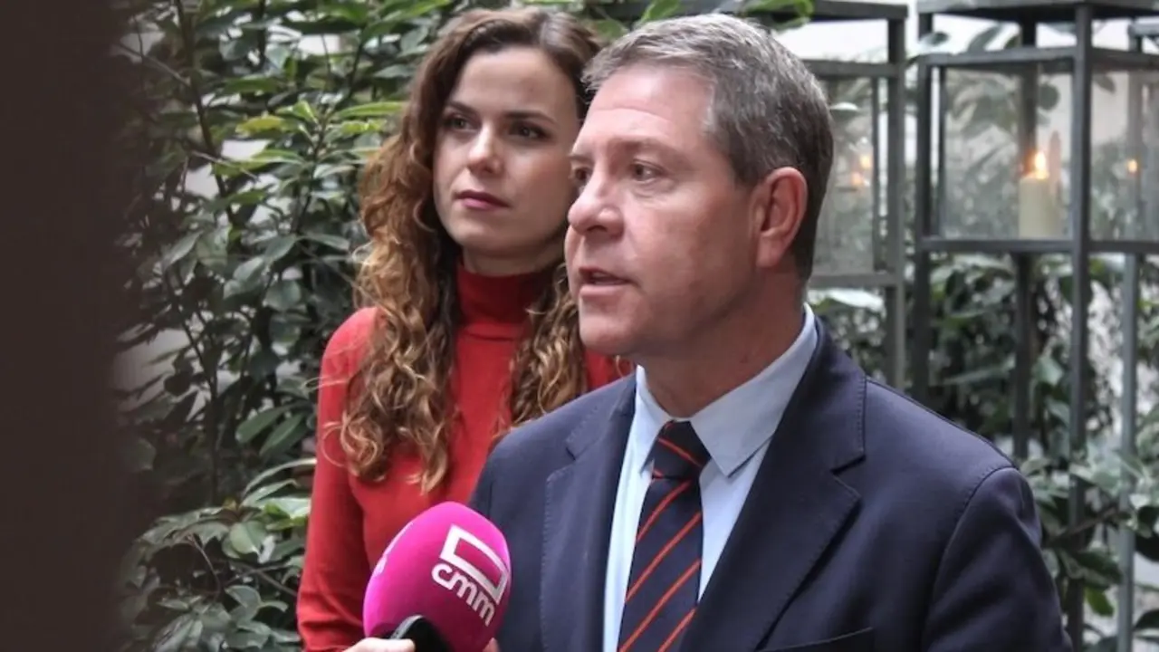 El presidente de Castilla-La Mancha, Emiliano García-Page, atendiendo a los medios en Bruselas donde asiste a la reunión del Comité Europeo de las Regiones y a un encuentro con la vicepresidenta, Teresa Ribera