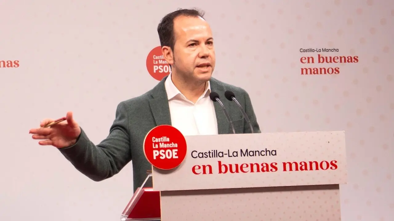 El secretario regional de Formación del PSOE de Castilla-La Mancha y alcalde de Herencia (Ciudad Real), Sergio García Navas, en rueda de prensa