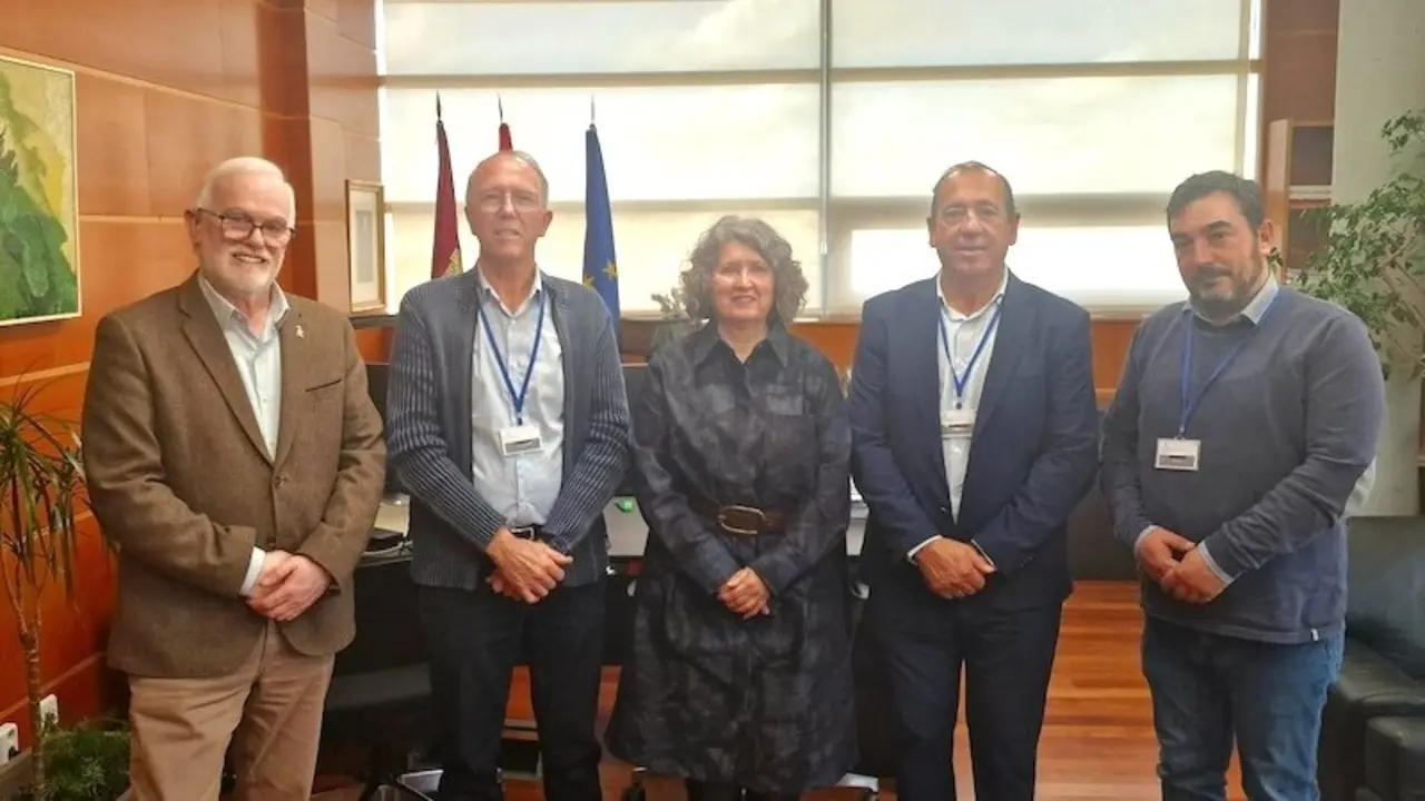 La consejera de Desarrollo Sostenible, Mercedes Gómez, en representación del Gobierno de Castilla-La Mancha, ha mantenido una reunión de trabajo con los representantes de la empresa Solar Organic Centro España S.L.